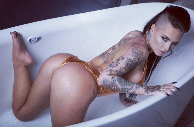 VOLI PITONE I IZVAN PORNO SETA: Provjerite za&scaron;to porno diva Christy Mack na Instagramu ima skoro 3 milijuna fanova