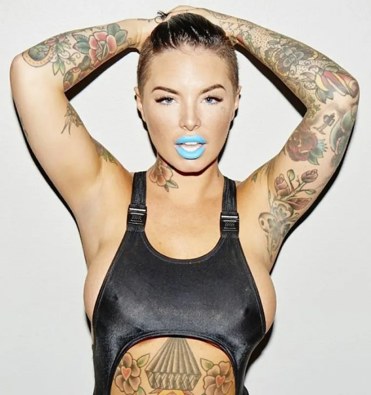 VOLI PITONE I IZVAN PORNO SETA: Provjerite za&scaron;to porno diva Christy Mack na Instagramu ima skoro 3 milijuna fanova