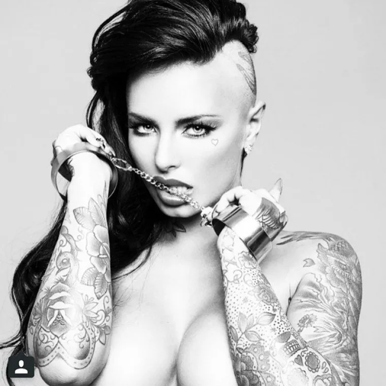 VOLI PITONE I IZVAN PORNO SETA: Provjerite za&scaron;to porno diva Christy Mack na Instagramu ima skoro 3 milijuna fanova