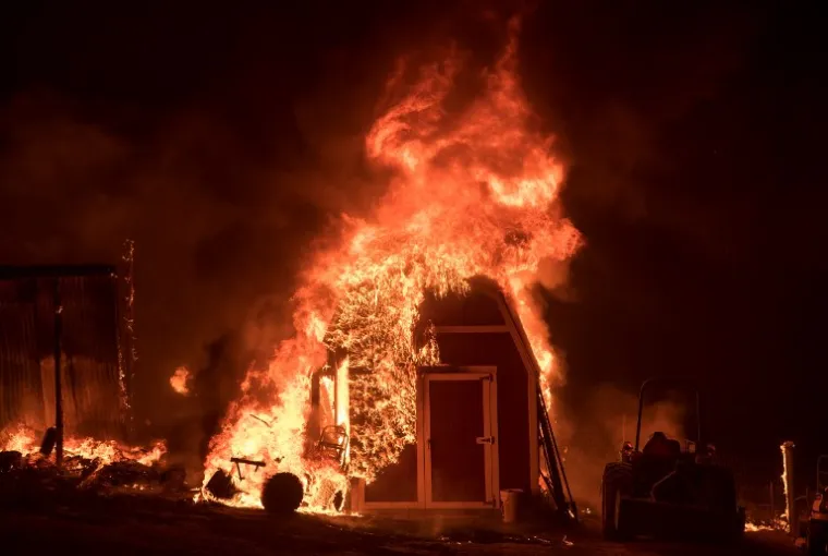 RAZORNA SNAGA PRIRODE UHVAĆENA KAMEROM: Kalifornijom haraju stravični požari, scene su nevjerojatne