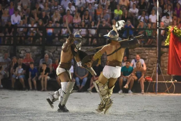 Između koncerata, radionica i teatra, pulski amfiteatar  i ovo ljeto vraća svoju originalnu namjenu - borbe gladijatora.