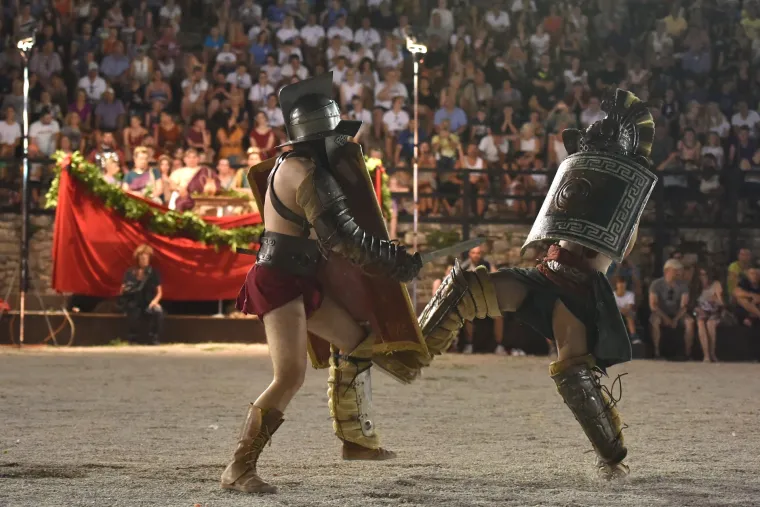 Samo da je 'kruha i igara': pogledajte spektakularnu borbu gladijatora u pulskoj Areni