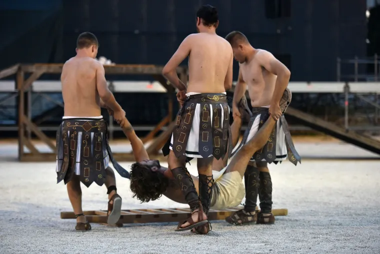 Samo da je 'kruha i igara': pogledajte spektakularnu borbu gladijatora u pulskoj Areni