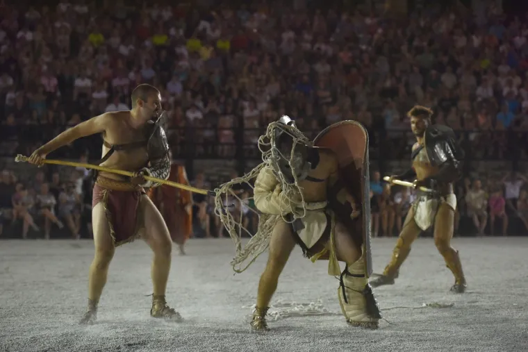 Samo da je 'kruha i igara': pogledajte spektakularnu borbu gladijatora u pulskoj Areni