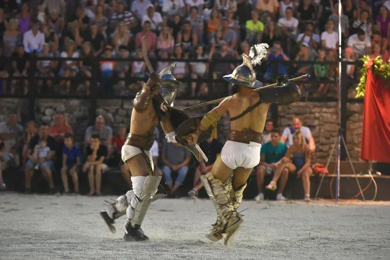Samo da je 'kruha i igara': pogledajte spektakularnu borbu gladijatora u pulskoj Areni