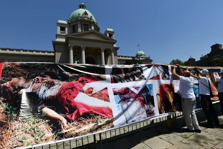 Srpski zid plača 'Srebrenica' postavljen ispred skup&scaron;tine Srbije u Beogradu