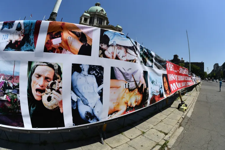 Srpski zid plača 'Srebrenica' postavljen ispred skup&scaron;tine Srbije u Beogradu