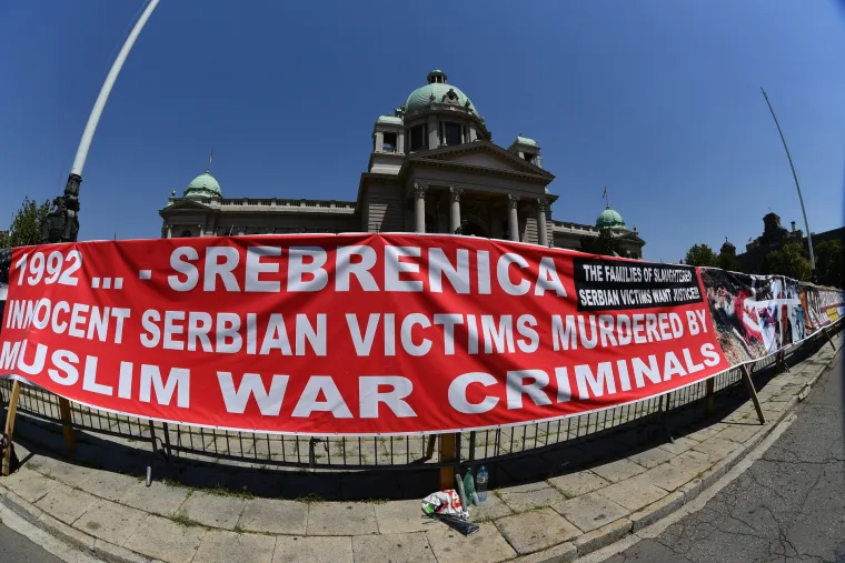 Srpski zid plača 'Srebrenica' postavljen ispred skup&scaron;tine Srbije u Beogradu