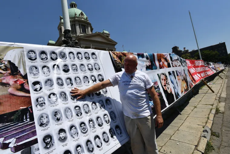 Srpski zid plača 'Srebrenica' postavljen ispred skup&scaron;tine Srbije u Beogradu