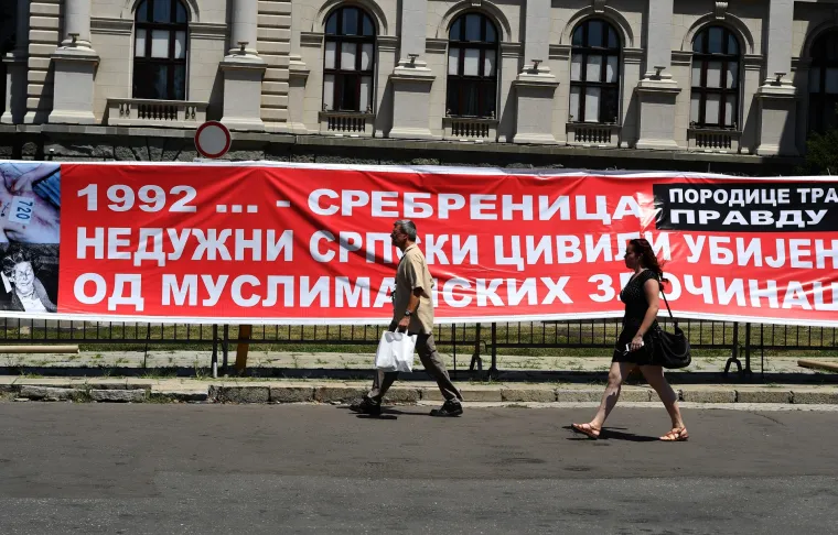 Srpski zid plača 'Srebrenica' postavljen ispred skup&scaron;tine Srbije u Beogradu