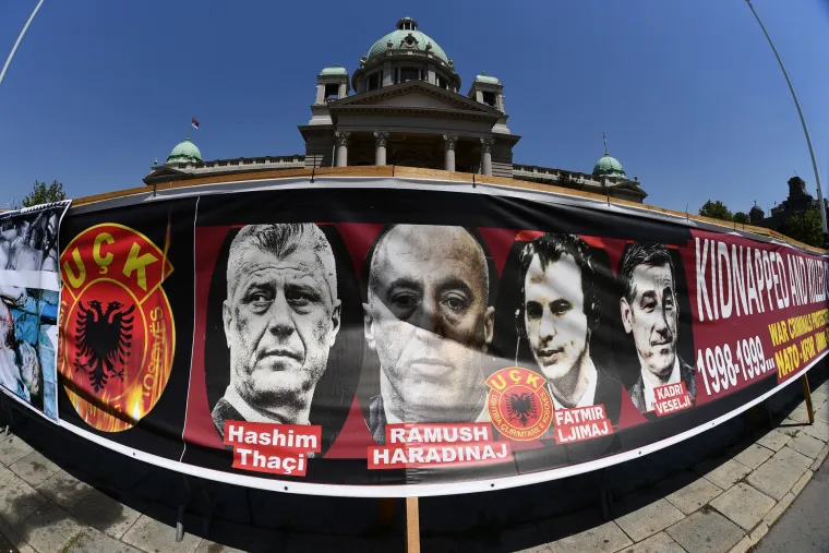 Srpski zid plača 'Srebrenica' postavljen ispred skup&scaron;tine Srbije u Beogradu