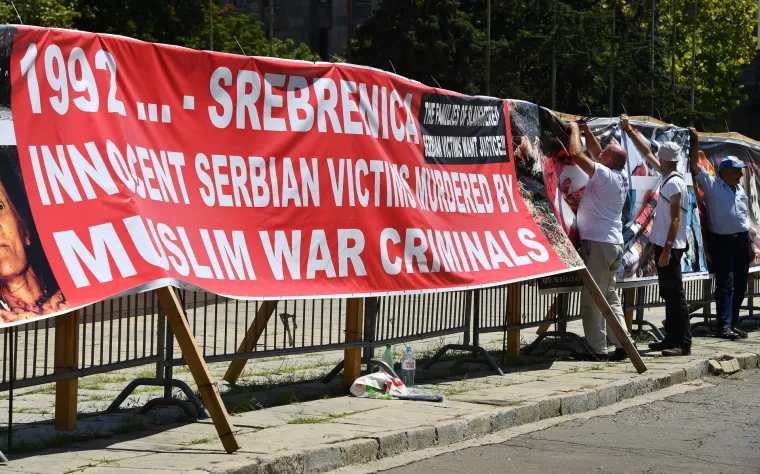 Srpski zid plača 'Srebrenica' postavljen ispred skup&scaron;tine Srbije u Beogradu