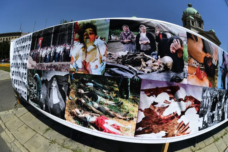 Srpski zid plača 'Srebrenica' postavljen ispred skup&scaron;tine Srbije u Beogradu