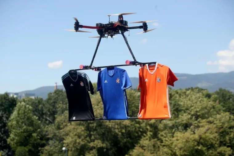 Novi dresovi Dinamove nogometne momčadi doslovno su doletjeli pred kamere.