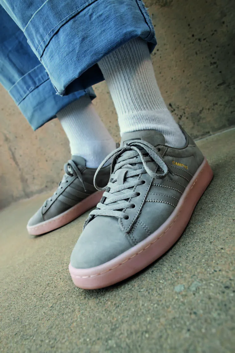 U ShoeBeDo je stigao u crnoj, plavoj, bež i dvije nijanse sive, a svojim oblikom i sastavom od nubuck ili bru&scaron;ene kože, idealan je za suho vrijeme i opu&scaron;tene ljetne stylinge.