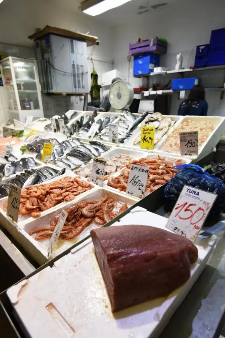 ČUDOVIŠTE IZ MORSKIH DUBINA: Grdobina od 23 kilograma glavna zvijezda na pulskoj tržnici