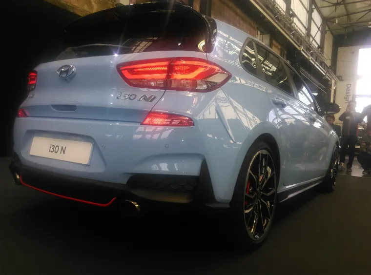 Hyundai je spreman promije&scaron;ati karte i zauzeti istaknuto mjesto u hot hatch verziji karoserijske izvedbe, a dojam je da drži jak adut u rukama. Održana je danas u D&uuml;sseldorfu svjetska premijera Hyundai i30 N modela; Net.hr je bio na njoj.