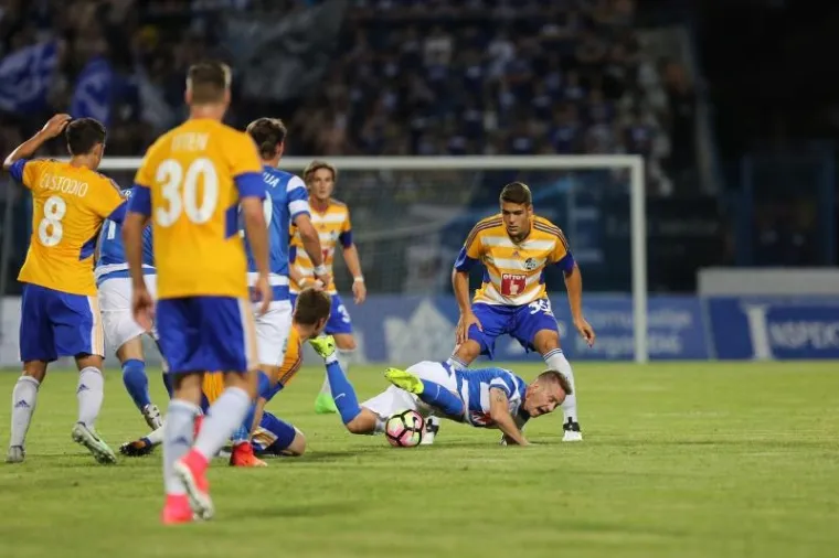 &Scaron;UKER I VLAOVIĆ U GRADSKOM VRTU: Pogledajte ludu atmosferu na utakmici s Luzernom