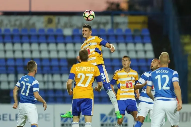 &Scaron;UKER I VLAOVIĆ U GRADSKOM VRTU: Pogledajte ludu atmosferu na utakmici s Luzernom