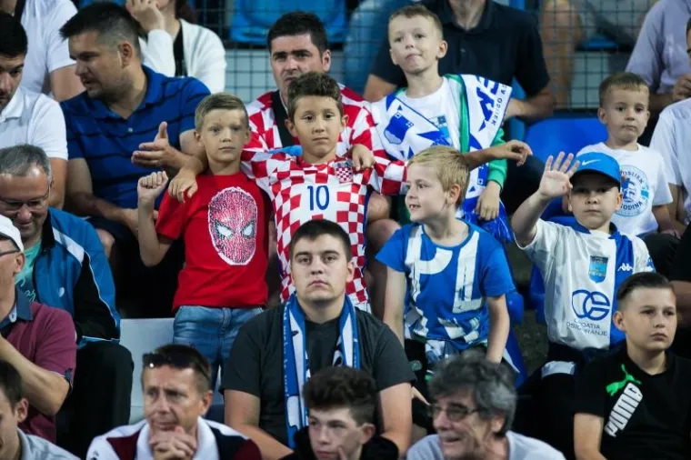 &Scaron;UKER I VLAOVIĆ U GRADSKOM VRTU: Pogledajte ludu atmosferu na utakmici s Luzernom