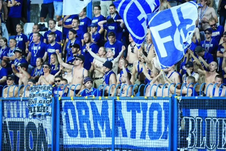 &Scaron;UKER I VLAOVIĆ U GRADSKOM VRTU: Pogledajte ludu atmosferu na utakmici s Luzernom