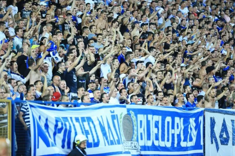 &Scaron;UKER I VLAOVIĆ U GRADSKOM VRTU: Pogledajte ludu atmosferu na utakmici s Luzernom