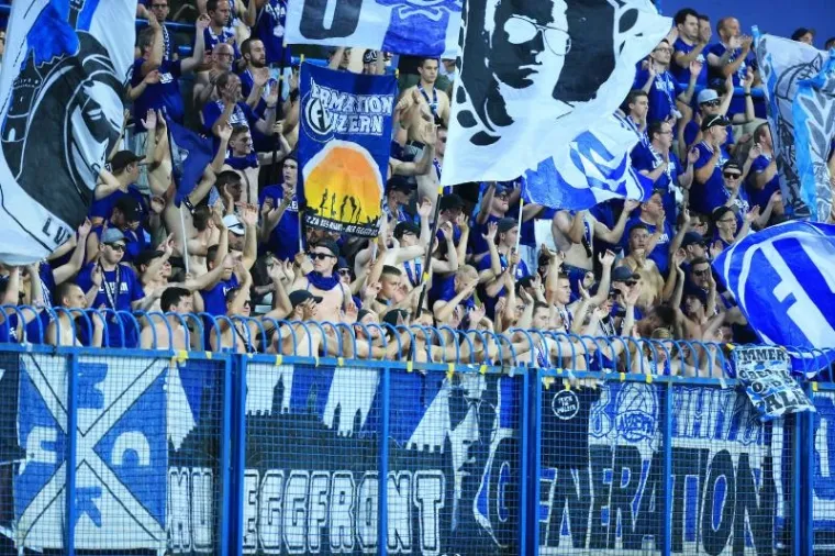 &Scaron;UKER I VLAOVIĆ U GRADSKOM VRTU: Pogledajte ludu atmosferu na utakmici s Luzernom