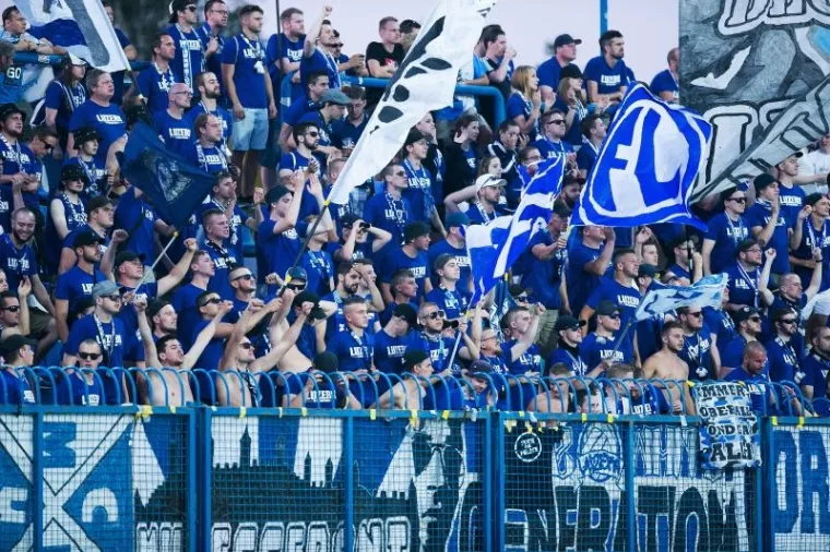 &Scaron;UKER I VLAOVIĆ U GRADSKOM VRTU: Pogledajte ludu atmosferu na utakmici s Luzernom