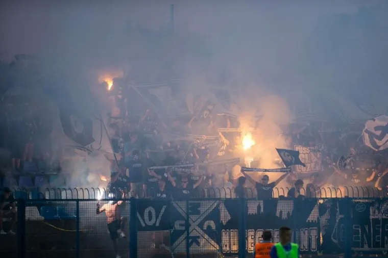 &Scaron;UKER I VLAOVIĆ U GRADSKOM VRTU: Pogledajte ludu atmosferu na utakmici s Luzernom