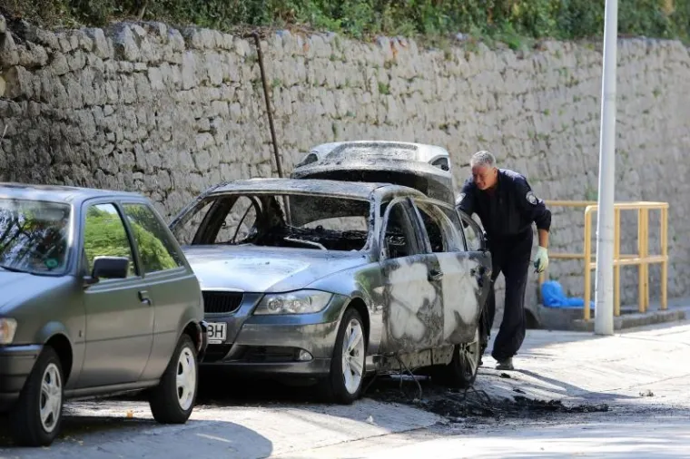 Nekoliko nepoznatih osoba jučer oko 23 sata napala su četvoricu bugarskih navijača kojima su i zapalili BMW u Ulici Krešimira Ćosića.