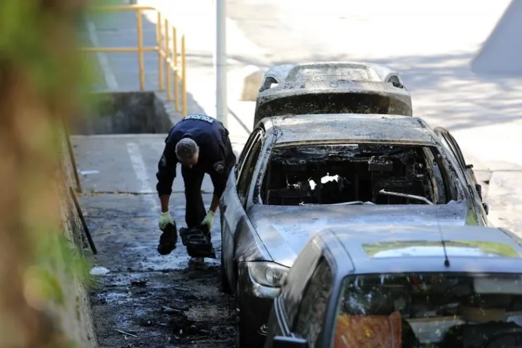 Nepoznate osobe jučer oko 23 sata napale su četvoricu bugarskih navijača, koji su do&scaron;li podržati Levski u susretu 2. pretkola Europske lige protiv Hajduka, zapaliv&scaron;i im pritom BMW u zadarskoj Ulici Kre&scaron;imira Ćosića. Ozlijeđen je 32-godi&scaron;nji Bugarin. Utakmica Hajduka i Levskog igra se večeras u Dugopolju.