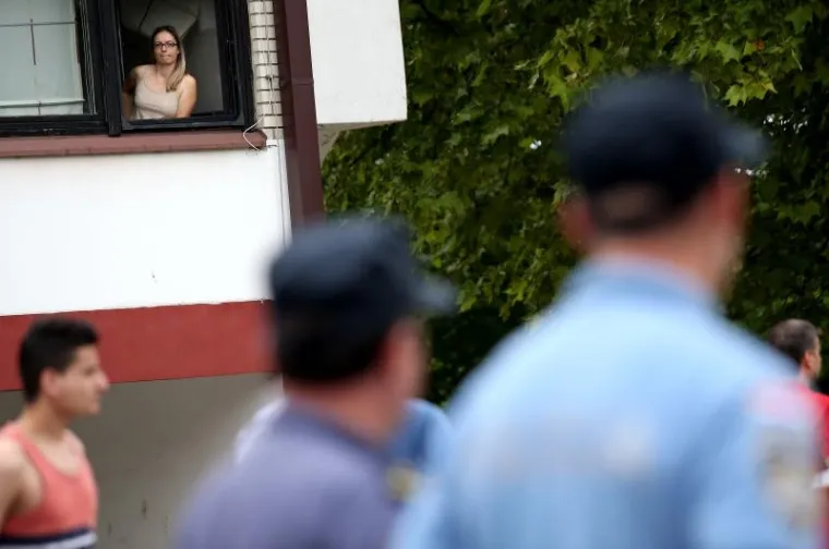 DRAMA U ZAGREBU: Azilant se popeo na rasvjetni stup i prijeti da će se baciti. Oko vrata ima omču