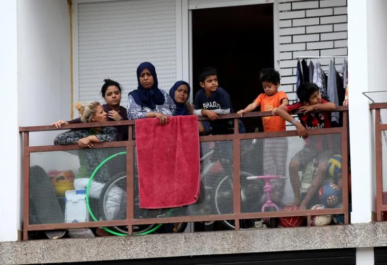 DRAMA U ZAGREBU: Azilant se popeo na rasvjetni stup i prijeti da će se baciti. Oko vrata ima omču