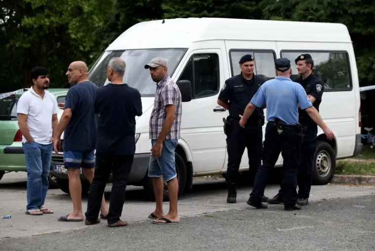 DRAMA U ZAGREBU: Azilant se popeo na rasvjetni stup i prijeti da će se baciti. Oko vrata ima omču