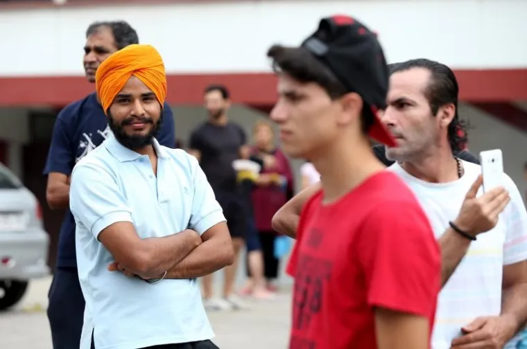 DRAMA U ZAGREBU: Azilant se popeo na rasvjetni stup i prijeti da će se baciti. Oko vrata ima omču