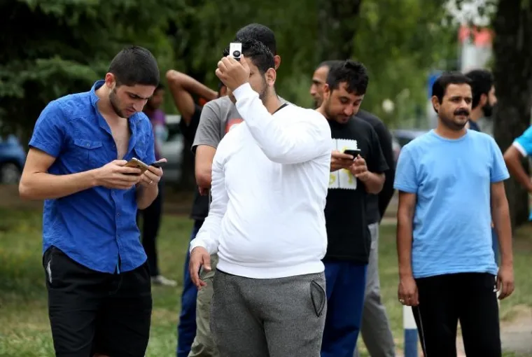 DRAMA U ZAGREBU: Azilant se popeo na rasvjetni stup i prijeti da će se baciti. Oko vrata ima omču