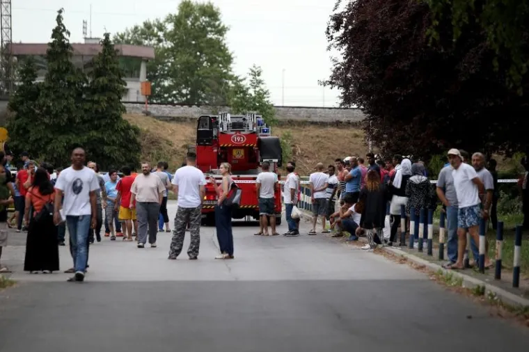 DRAMA U ZAGREBU: Azilant se popeo na rasvjetni stup i prijeti da će se baciti. Oko vrata ima omču