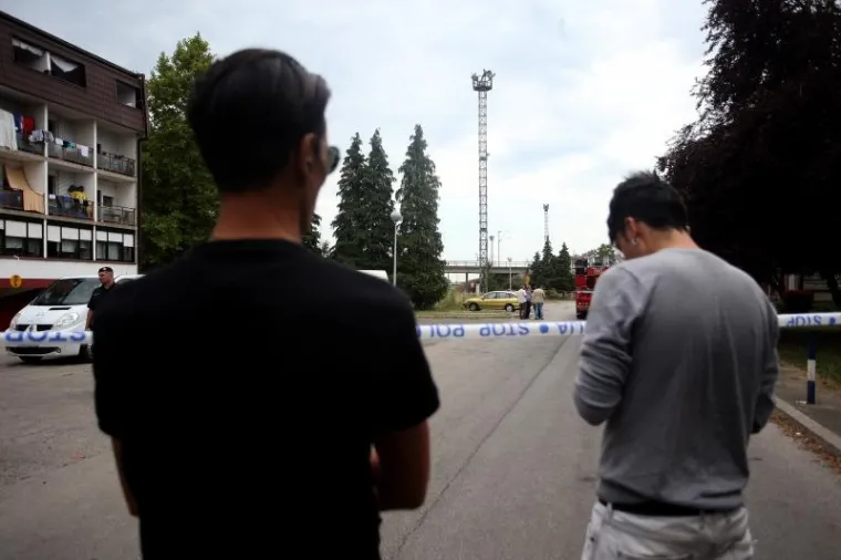 DRAMA U ZAGREBU: Azilant se popeo na rasvjetni stup i prijeti da će se baciti. Oko vrata ima omču