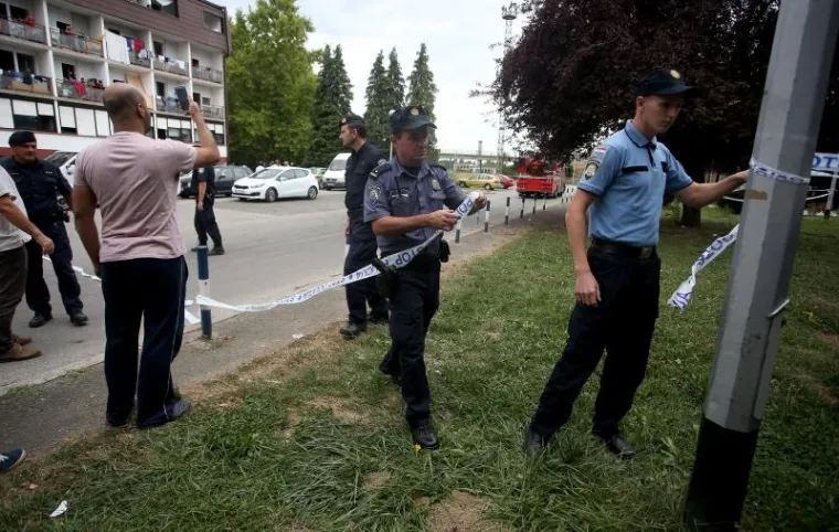 DRAMA U ZAGREBU: Azilant se popeo na rasvjetni stup i prijeti da će se baciti. Oko vrata ima omču