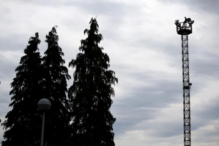 DRAMA U ZAGREBU: Azilant se popeo na rasvjetni stup i prijeti da će se baciti. Oko vrata ima omču