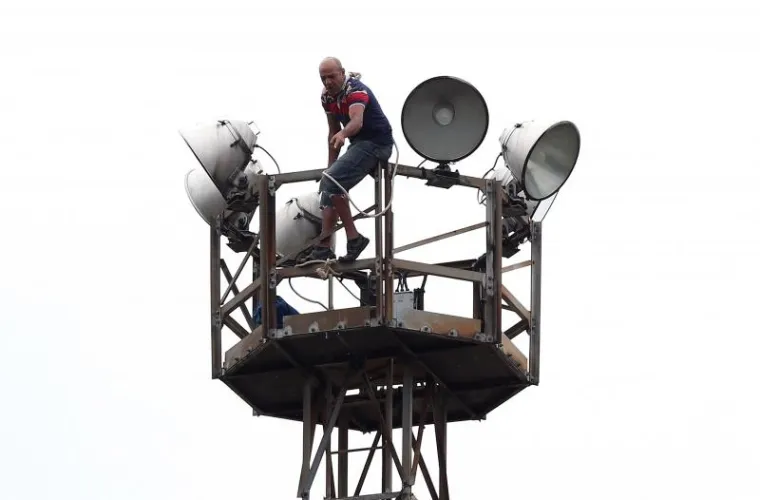 DRAMA U ZAGREBU: Azilant se popeo na rasvjetni stup i prijeti da će se baciti. Oko vrata ima omču