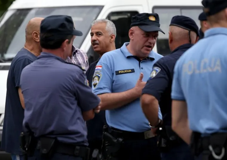 DRAMA U ZAGREBU: Azilant se popeo na rasvjetni stup i prijeti da će se baciti. Oko vrata ima omču