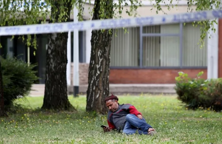 DRAMA U ZAGREBU: Azilant se popeo na rasvjetni stup i prijeti da će se baciti. Oko vrata ima omču