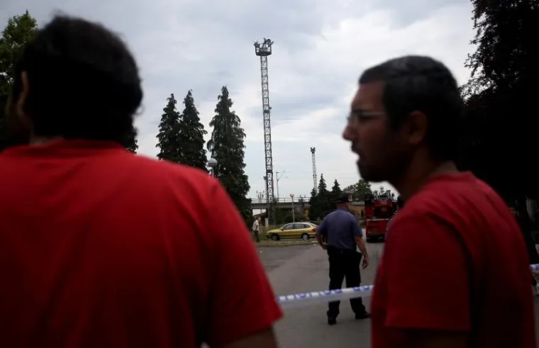 DRAMA U ZAGREBU: Azilant se popeo na rasvjetni stup i prijeti da će se baciti. Oko vrata ima omču