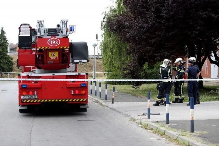 DRAMA U ZAGREBU: Azilant se popeo na rasvjetni stup i prijeti da će se baciti. Oko vrata ima omču