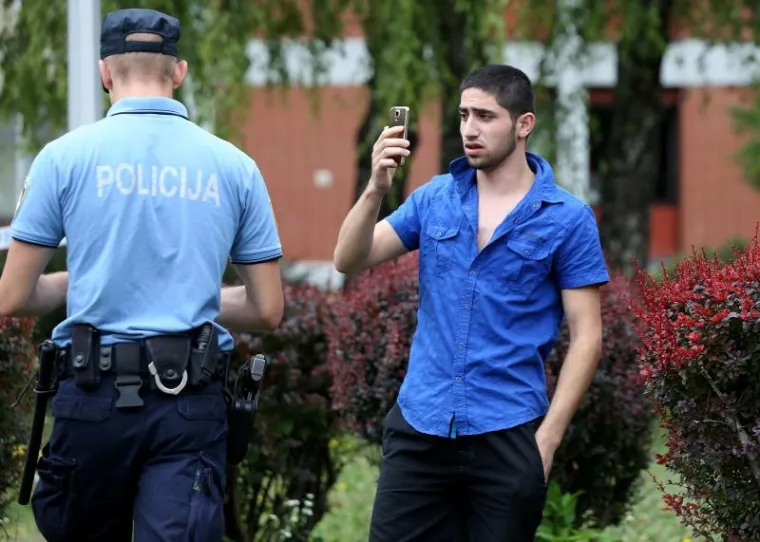 DRAMA U ZAGREBU: Azilant se popeo na rasvjetni stup i prijeti da će se baciti. Oko vrata ima omču