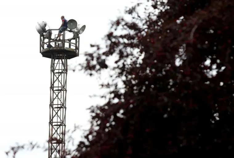 DRAMA U ZAGREBU: Azilant se popeo na rasvjetni stup i prijeti da će se baciti. Oko vrata ima omču