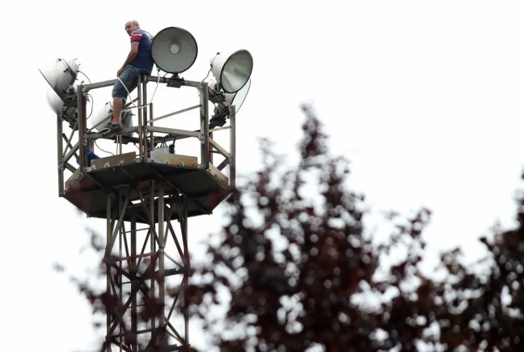DRAMA U ZAGREBU: Azilant se popeo na rasvjetni stup i prijeti da će se baciti. Oko vrata ima omču