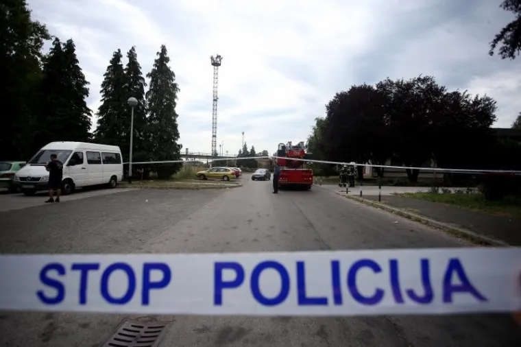 DRAMA U ZAGREBU: Azilant se popeo na rasvjetni stup i prijeti da će se baciti. Oko vrata ima omču