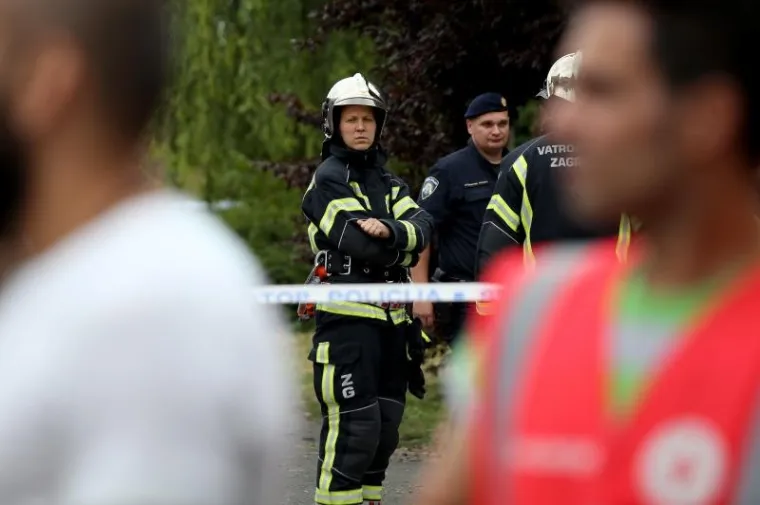 DRAMA U ZAGREBU: Azilant se popeo na rasvjetni stup i prijeti da će se baciti. Oko vrata ima omču